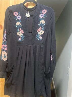 Free people ladies black dress with embroidered sleeves /front size small